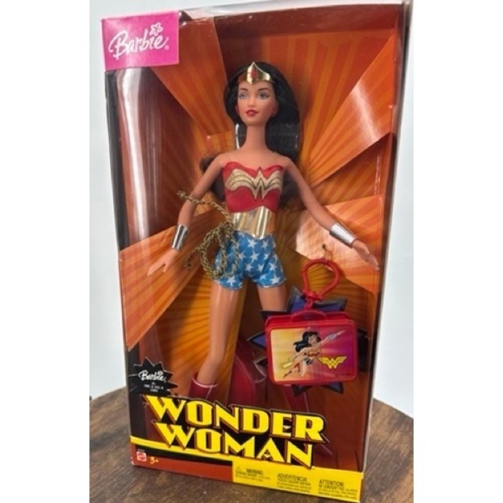 Mattel Barbie NEW Wonder Woman Doll DC Comics Superhero Lunchbox Accessory